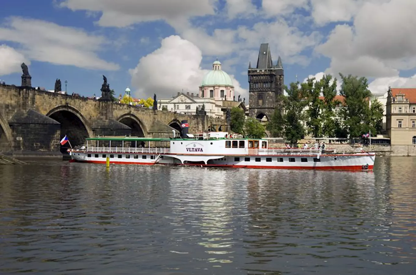 Parník Vltava na okružní jízde Prahou