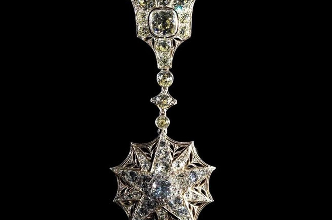 Národní muzeum vystavuje šaty císařovny Sissi i největší diamantový šperk v Česku