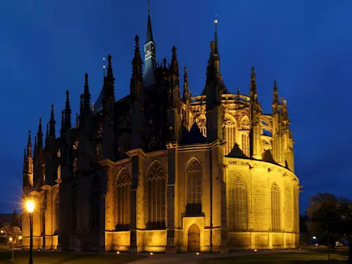 Díky tomuto prodloužení mají návštevníci jedinecnou možnost zažít atmosféru katedrály také po setmení
