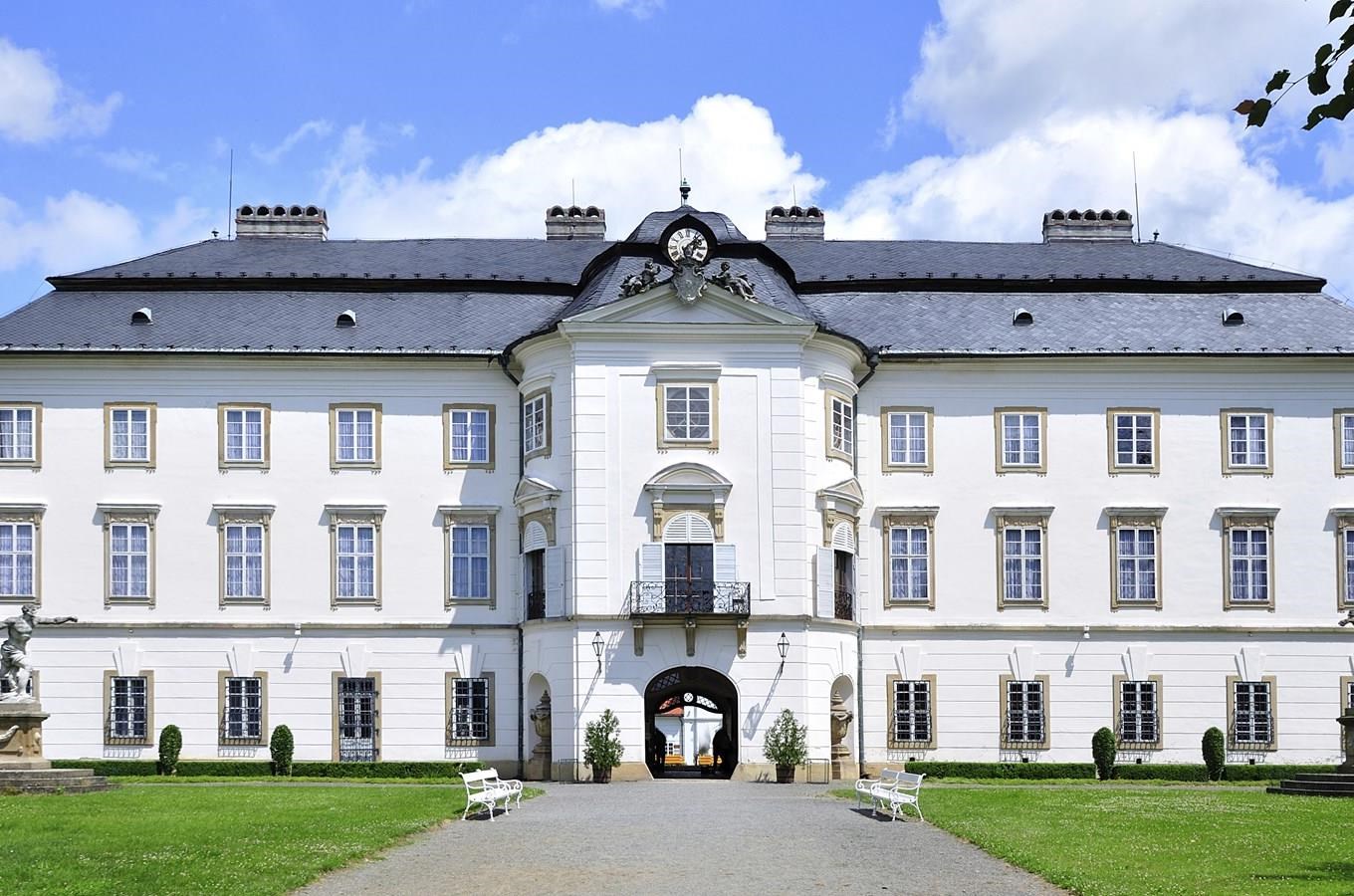 Na zámek do Vizovic byly po pětadvaceti letech vráceny ukradené obrazy