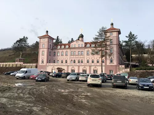 Zámek Loděnice – pravoslavný monastýr sv. Václava a sv. Ludmily