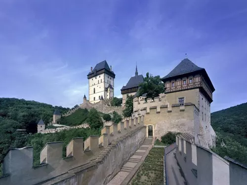 Hrad Karlštejn privítá Jaro také výstavou Šlechtických rodových ražeb 16. a 17. století, která probíhá až do 27. dubna v prostorách konírny Císarského paláce hradu