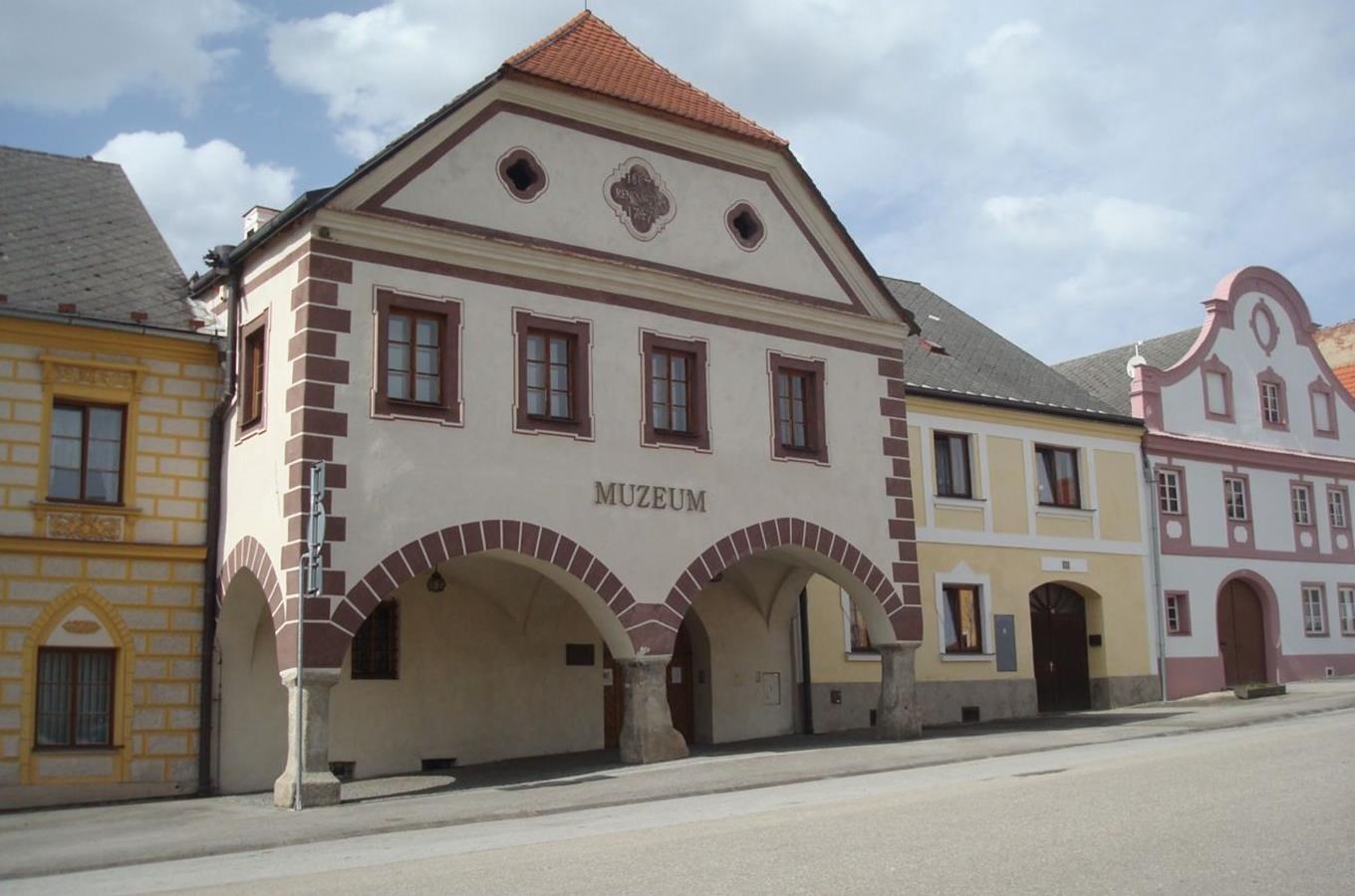 Barokní radnice Chvalšiny
