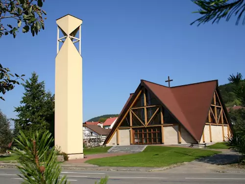 Moderní kostel sv. Václava se zvonicí Horní Lideč