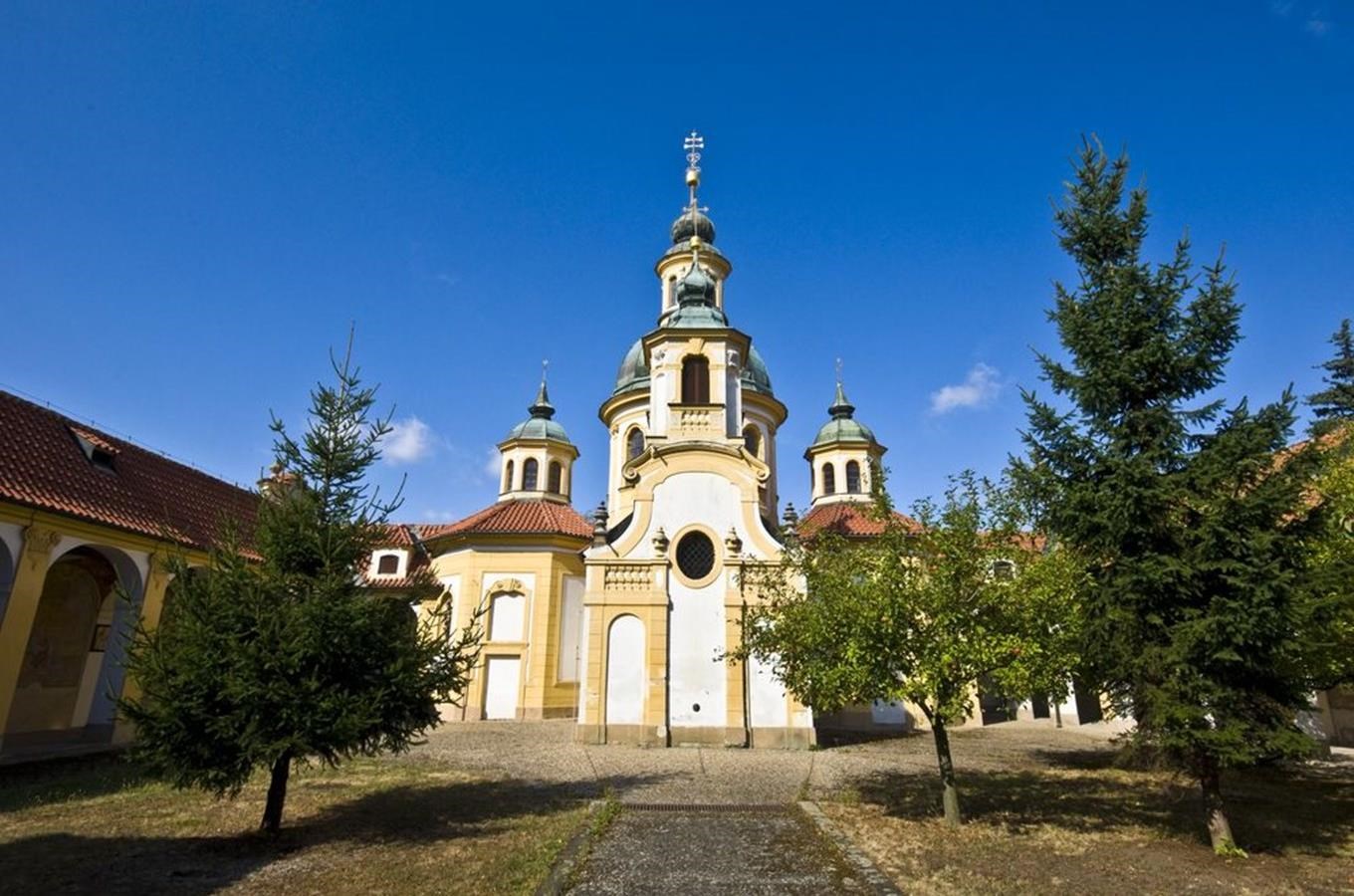 Poutní areál s kostelem Panny Marie Vítězné na Bílé Hoře v Praze