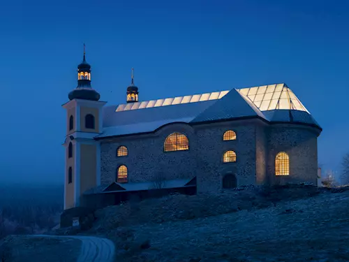 Kostel Nanebevzetí Panny Marie v Neratově – unikát se skleněnou střechou