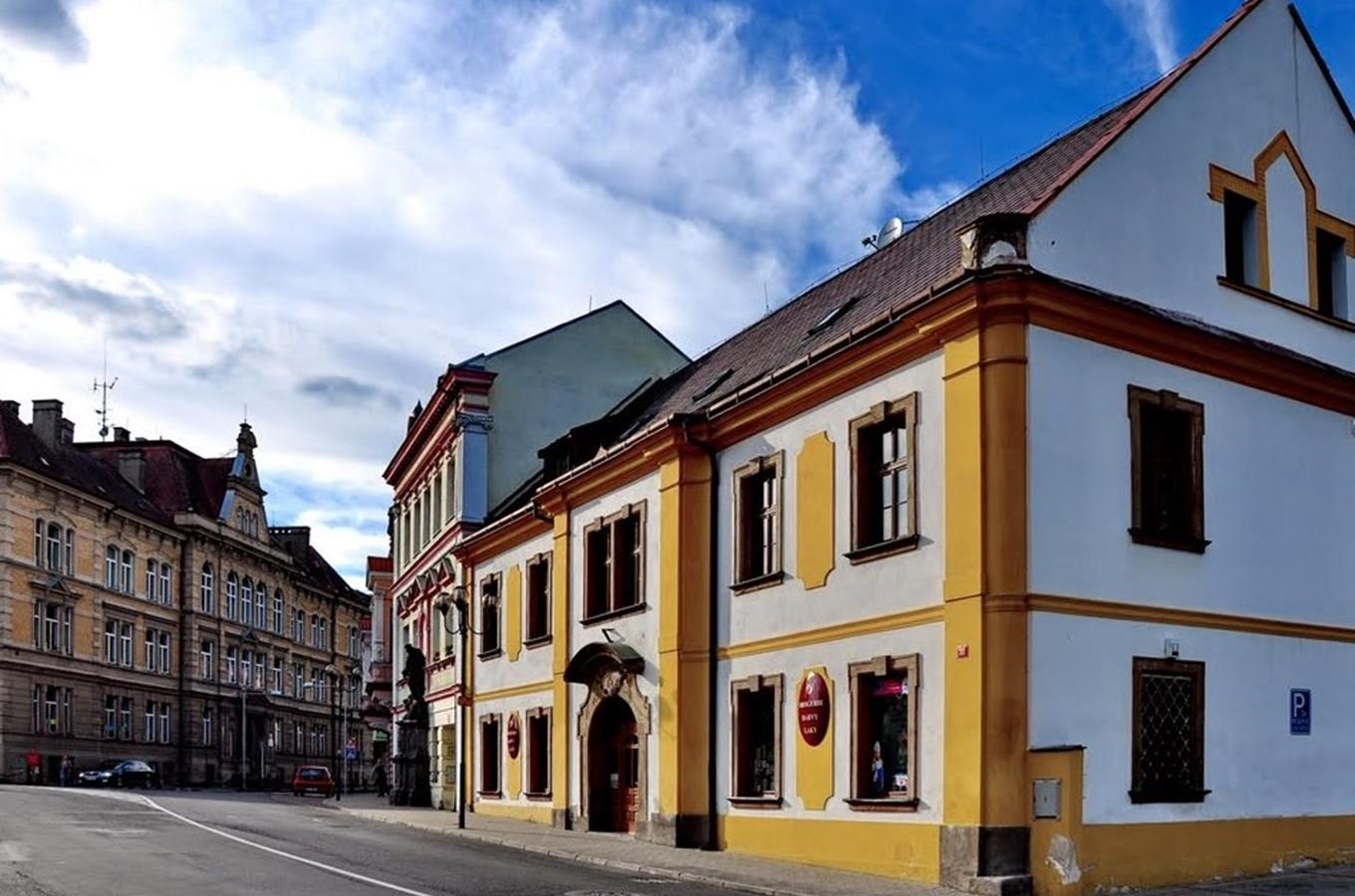 Náměstí v Oseku - secesní lékárna i barokní domy
