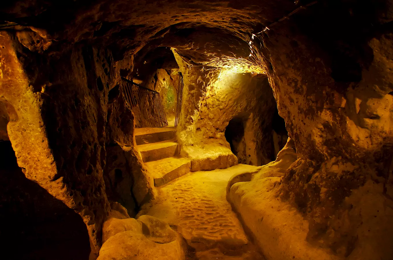 Prozkoumejte městské podzemní chodby: klidné i adrenalinové tipy na prohlídky podzemí