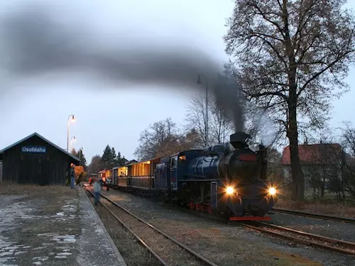 Svatomartinský parní vlak ceká na svuj výjezd z Osoblahy pres Bohušov do Tremešné