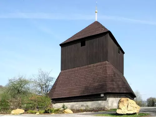 Dřevěná zvonice v Rovensku pod Troskami
