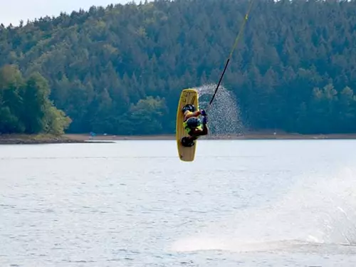 Wakeboarding a vodní lyžování na přehradě Seč 