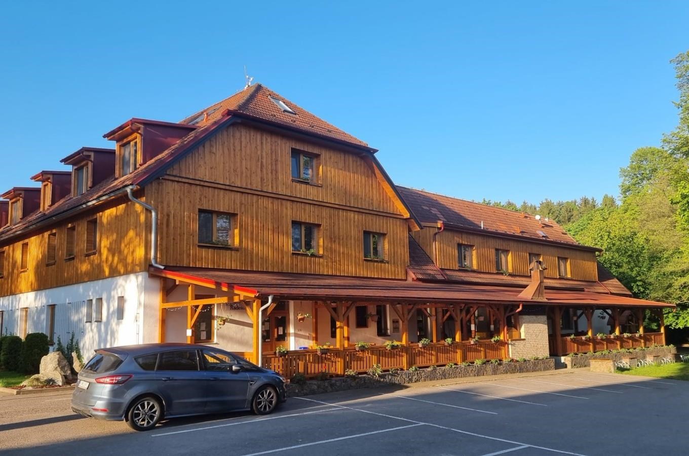 Balónový hotel a pivovar Radešín