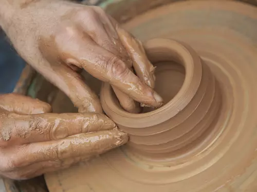 Již od roku 1785 vyrábí v Kolovci rod Volfu tradicní lidovou keramiku