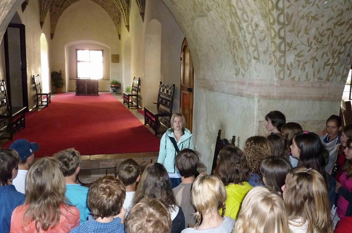 Děti z telčských základních škol provádějí na zámku