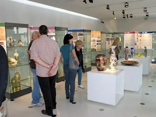 Sklárské muzeum v Novém Boru obmenilo stálou expozici skla