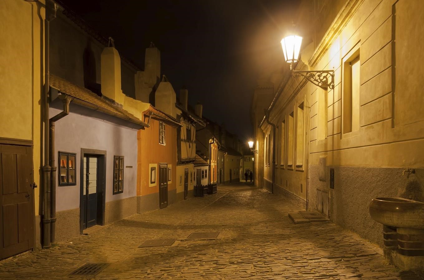 В каком городе золотая улица. Золотая улочка в Праге.