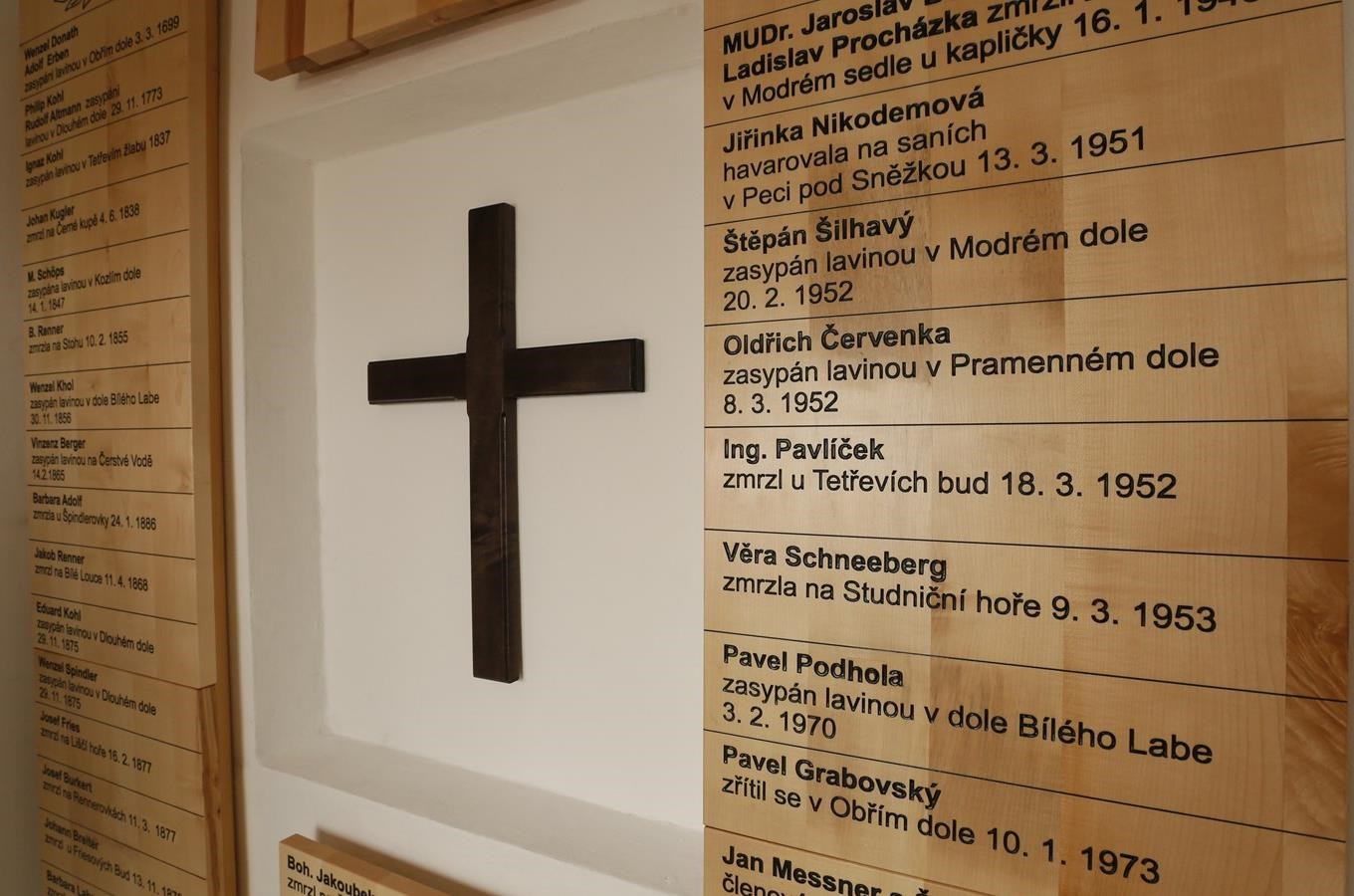 Památník obětem hor v Krkonoších má nový interiér