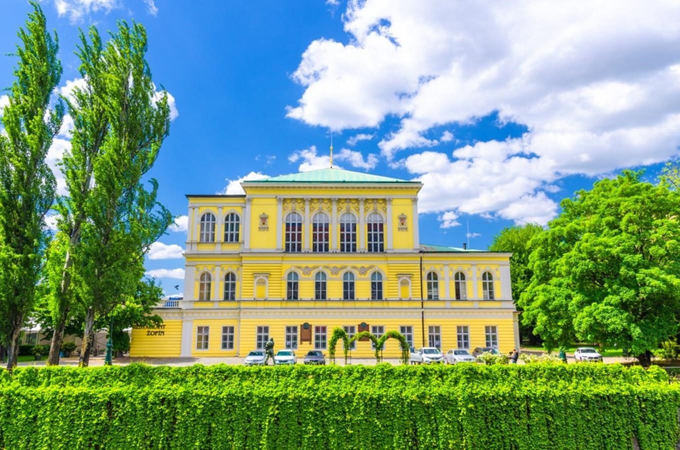 Palác Žofín na Slovanském ostrově v Praze