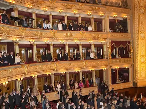 Letošní ples ve Státní opere Praha nabídne exkluzivní hosty, hudbu i charitu 