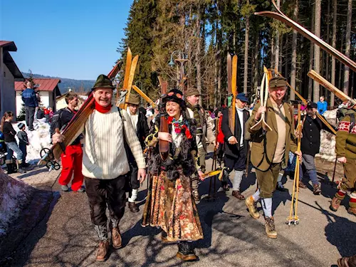 Tradiční horský karneval – přivítejte jaro v Harrachově s Krakonošem!