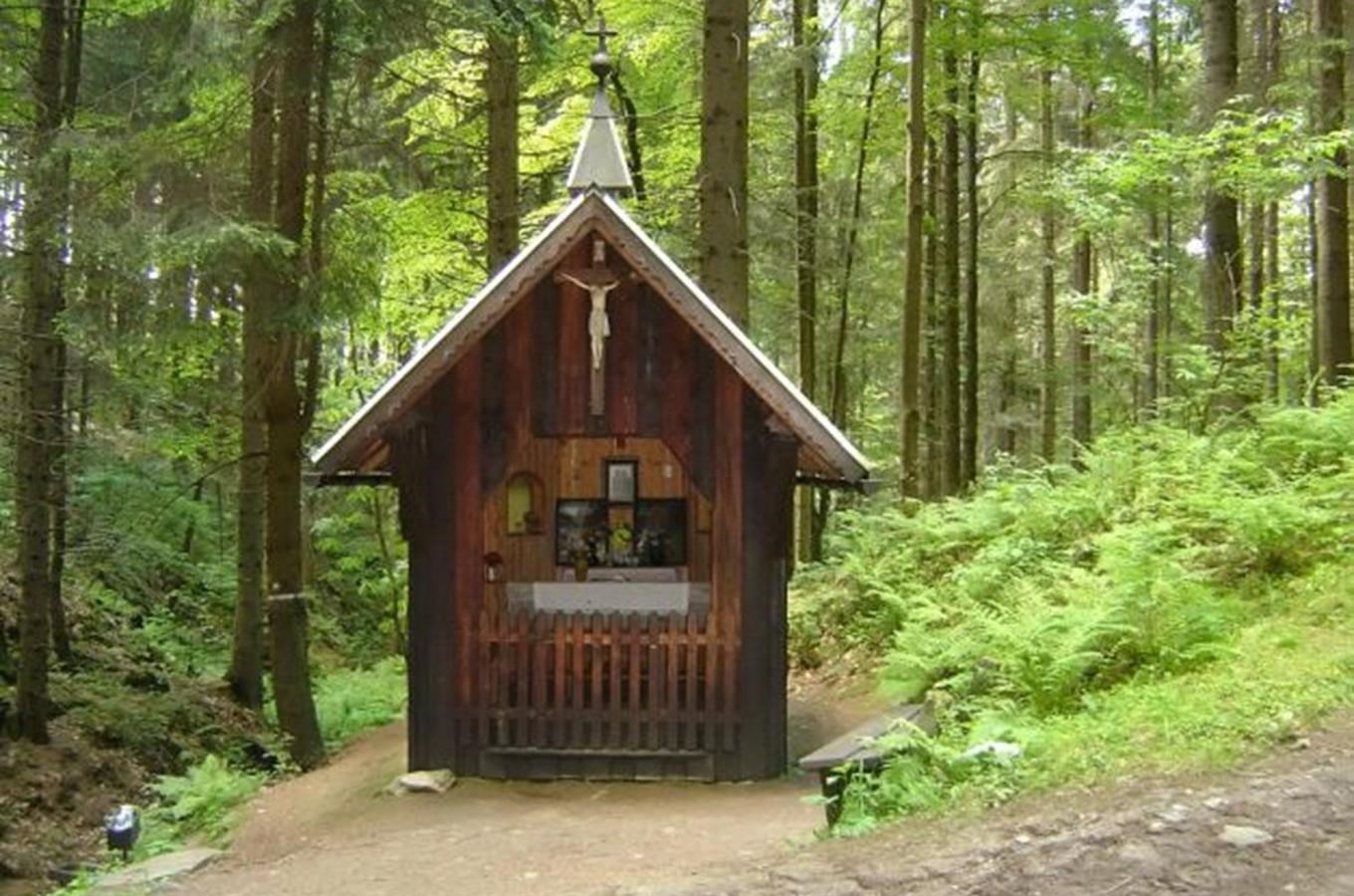 Dřevěná lesní poutní kaple sv. Anny s pramenem u Hanušovic