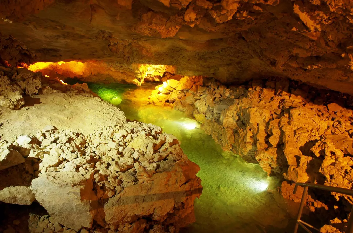 Nahlédněte do Jezerního dómu v jeskyni Na Turoldu