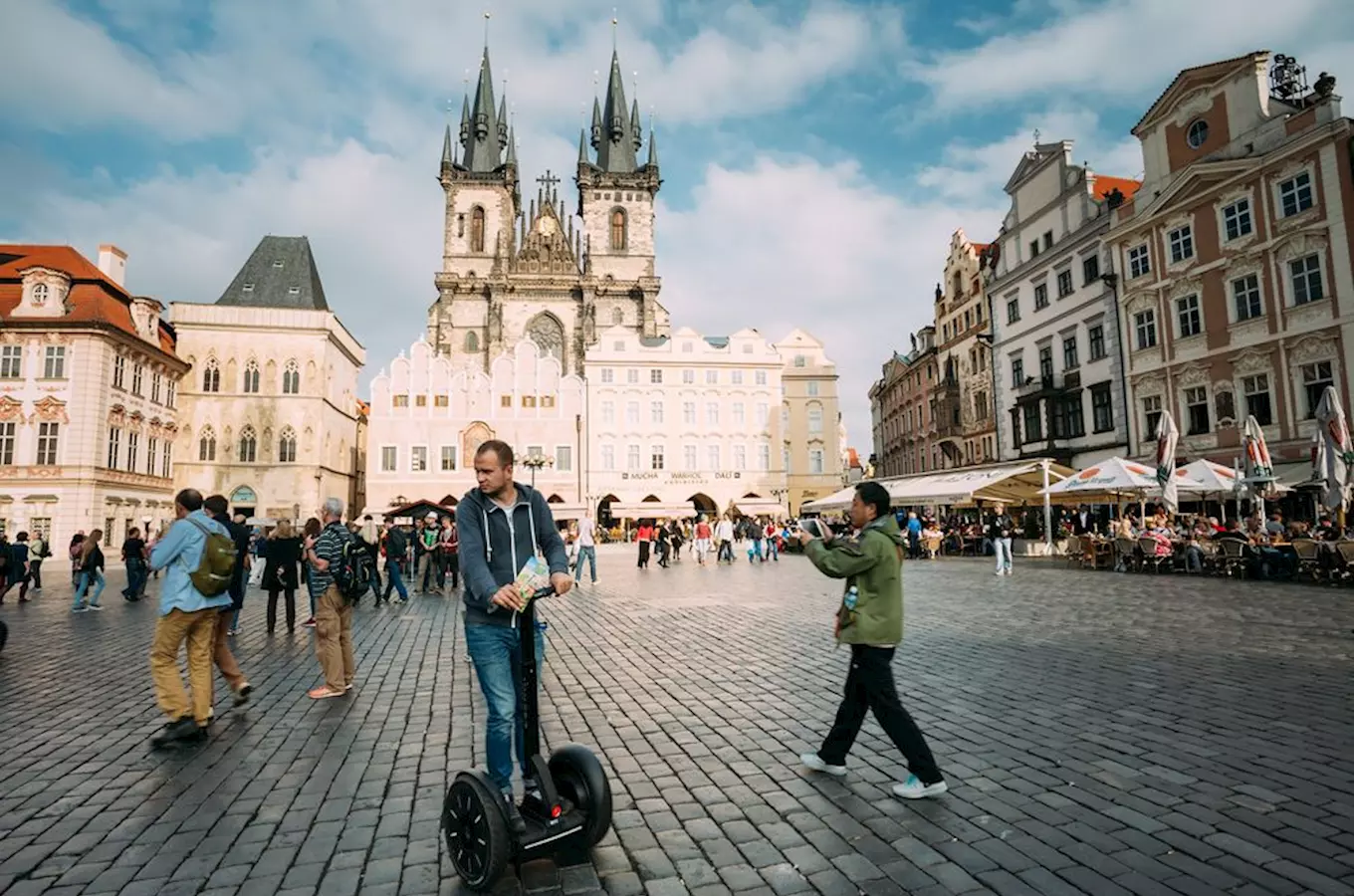 Jezdcům na vozítku segway se Praha uzavírá