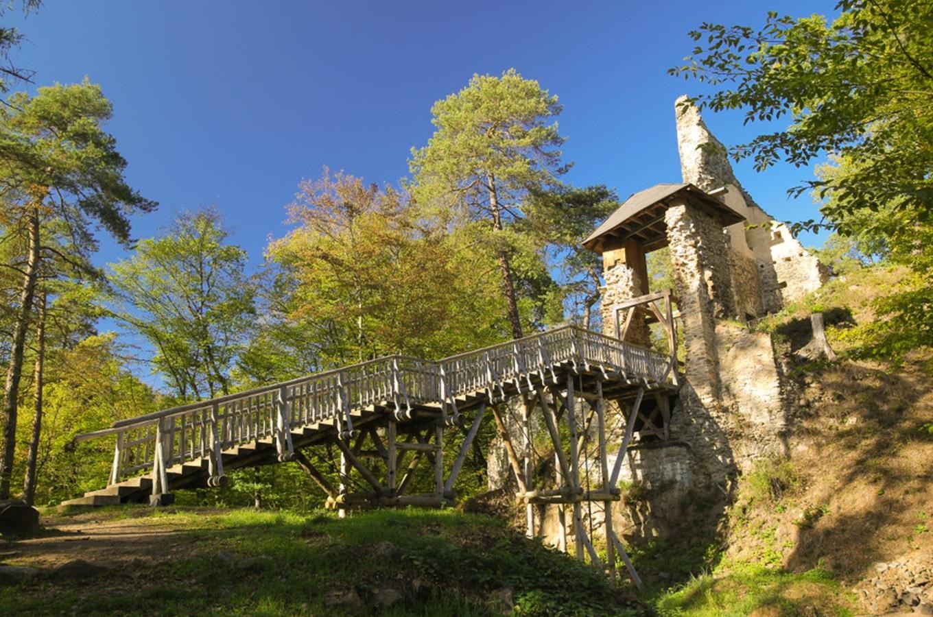 Zřícenina hradu Zlenice - hrad známý z obrázků Josefa Lady