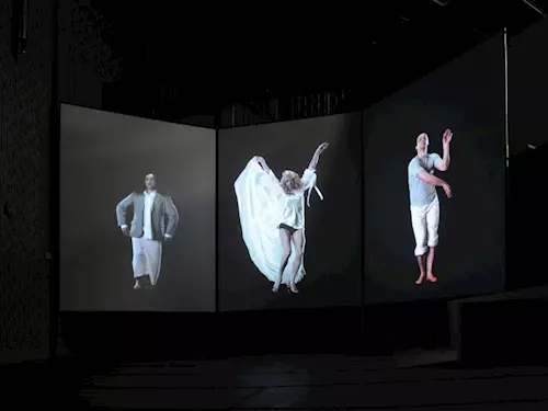 Slow Dancing se skládá z 54 monumentálních videoportrétu predních profesionálních tanecníku