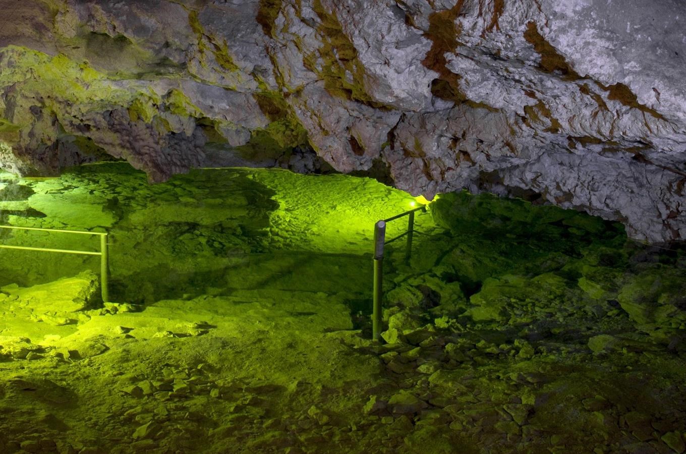 Jeskyně Na Turoldu – podzemní labyrint se smaragdovým jezírkem