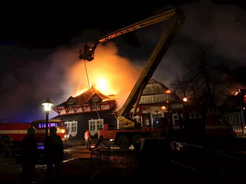 Rozsáhlý požár restaurace Libušín na Pustevnách vypukl krátce po pulnoci, v pondelí 3. brezna