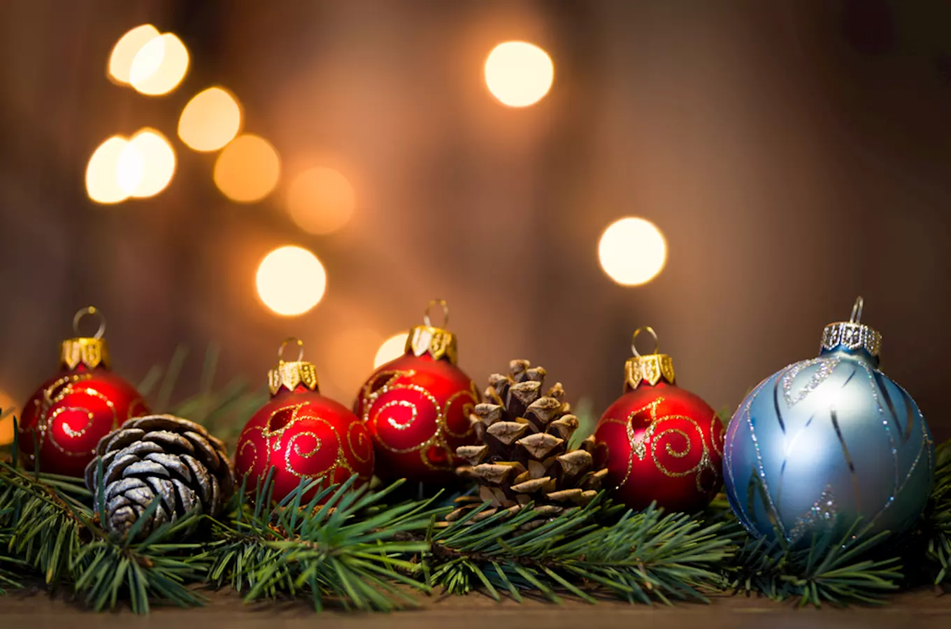 Nahlédněte do výrobny tradičních vánočních ozdob v Opavě