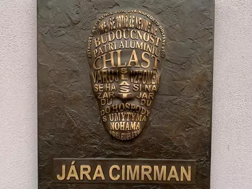 Pamětní deska s bustou Járy Cimrmana ve Staré Huti