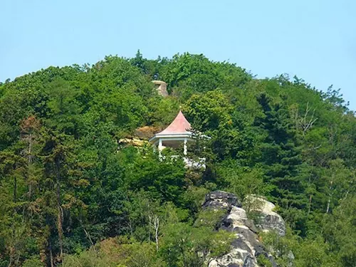 Vrch Hostibejk s vyhlídkovým altánem v Kralupech nad Vltavou 