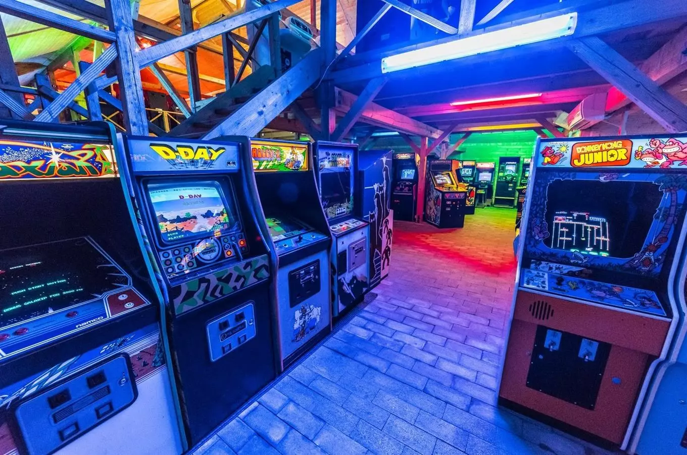 Зал игровых аппаратов. Игровой автомат Retro Arcade. Игровой зал. Зал игровых автоматов. Зал игровых автоматов Америка.