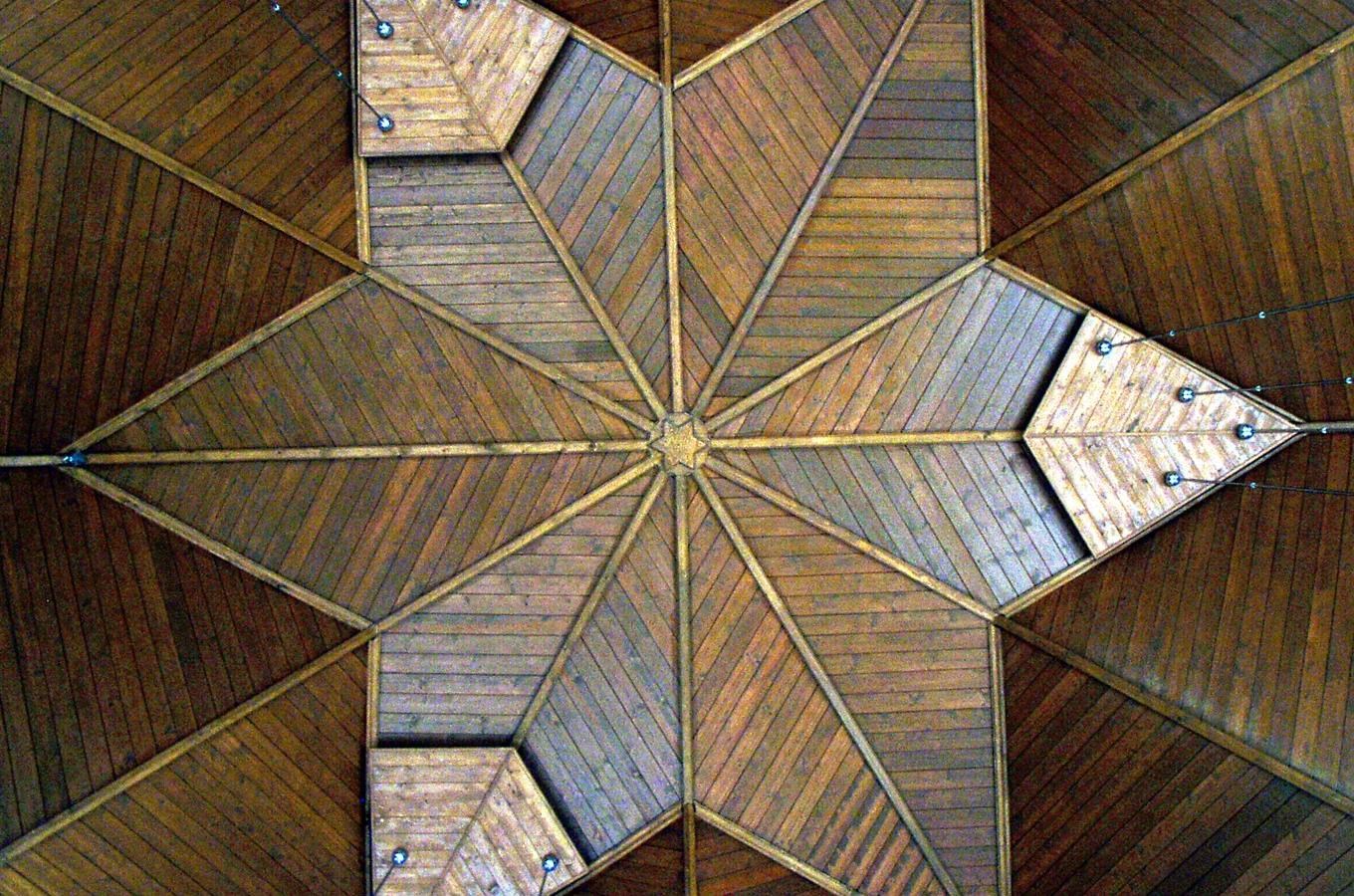 Kostel svatého Karla Boromejského v Písku na půdorysu šesticípé hvězdy