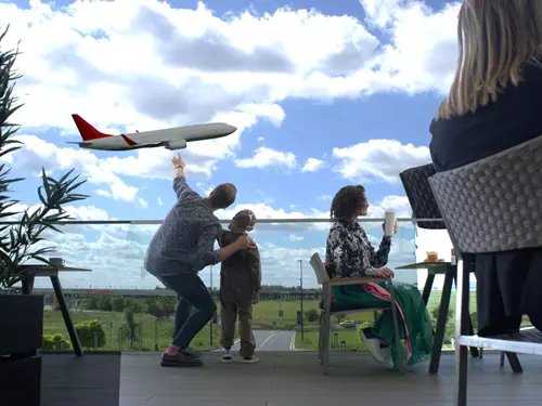 Sledování letadel na letišti Václava Havla z vyhlídkové terasy