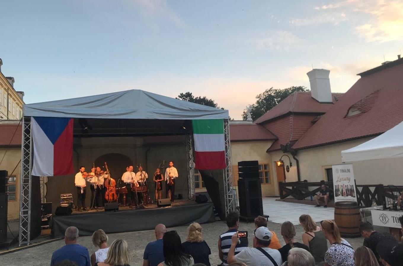 Letní pití vína & gastro festival na nádvoří zámku Valtice aneb Valtice po italsku