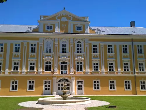 Barokní zámek Staré Hobzí 