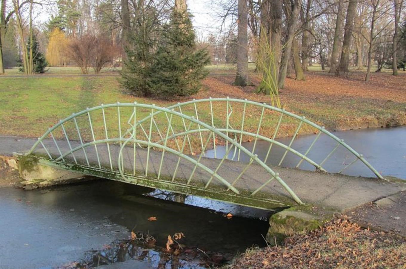 V Podzámecké zahrade v Kromeríži byla dokoncena oprava mostku