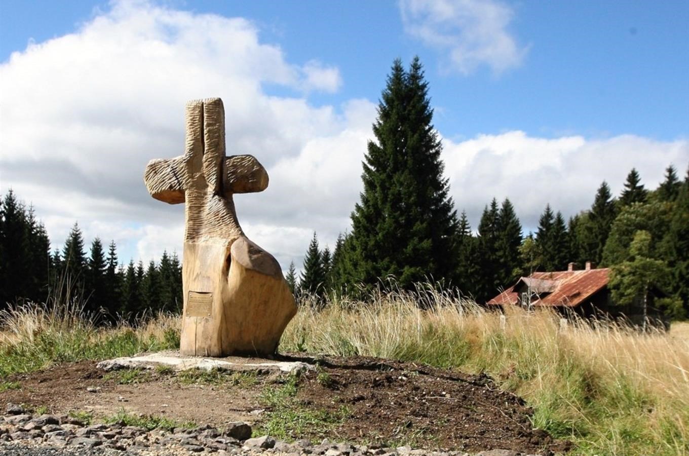 Dřevěné sochy u Protržené přehrady