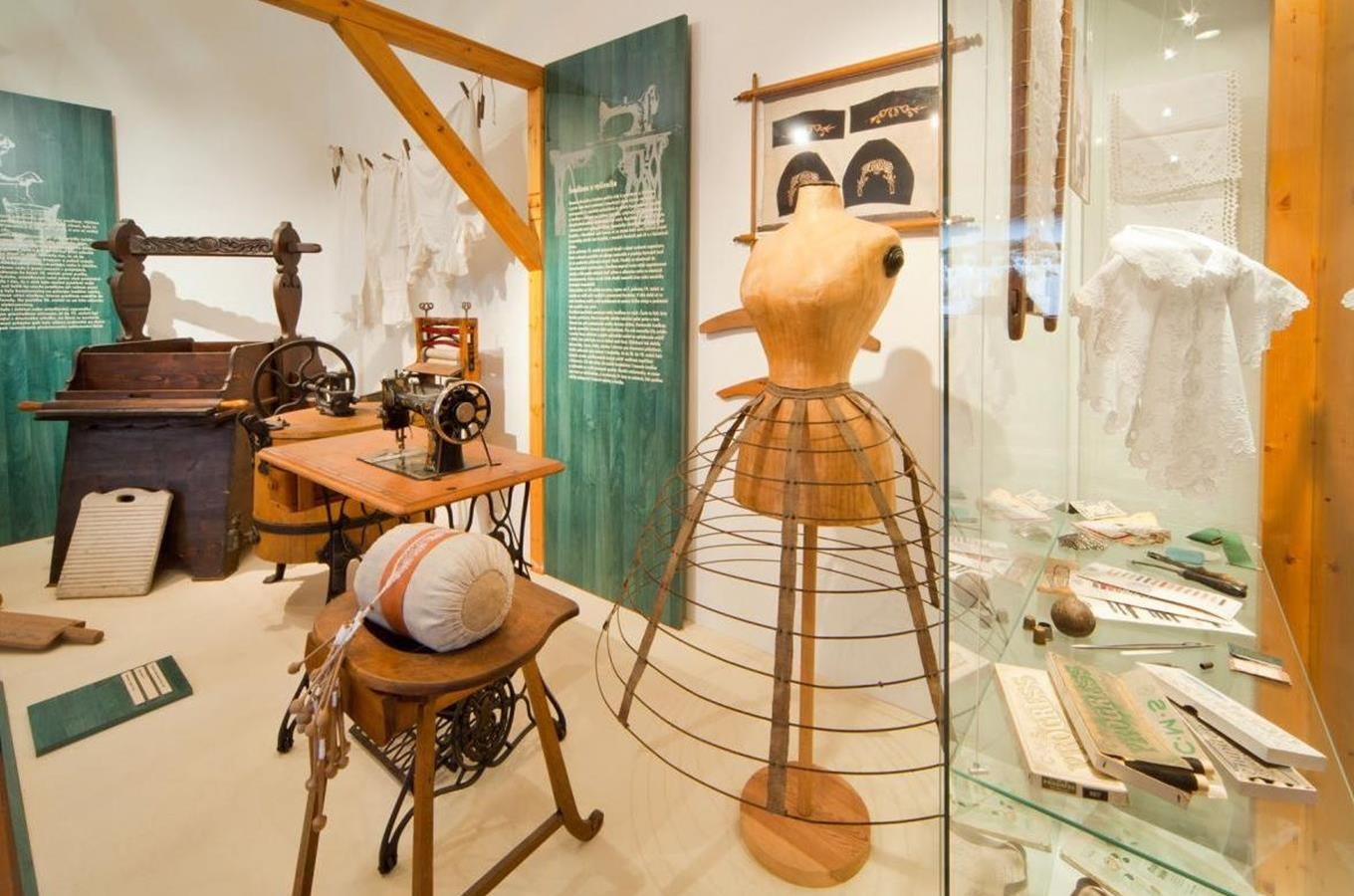Výstava Od turnýry k secesi - móda na prelomu 19. a 20. století predstavuje historické šaty a ruzné dobové módní doplnky