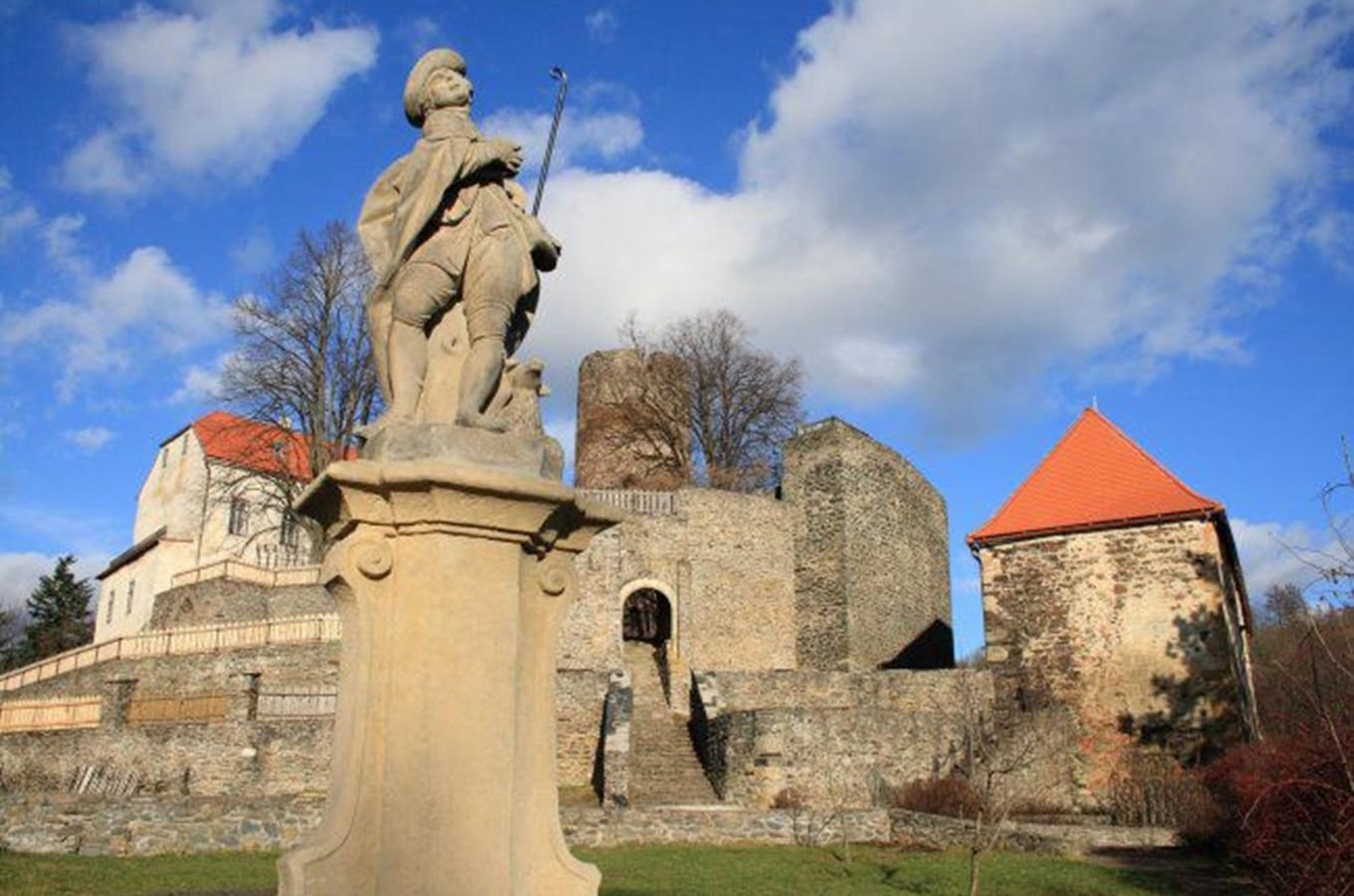 Hrad Svojanov - "vila ceských královen" se muže pochlubit svou novou zvonicí