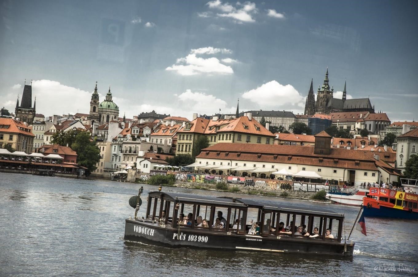 Vyhlídková plavba po Vltavě a komentovaná prohlídka Muzea Karlova mostu