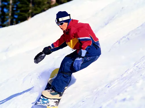 Milovníkum adrenalinu jsou ve zdejším snowparku k dispozici všechny prekážky