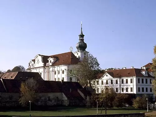 Brevnovský klášter je nejstarší a dodnes cinný mužský klášter u nás