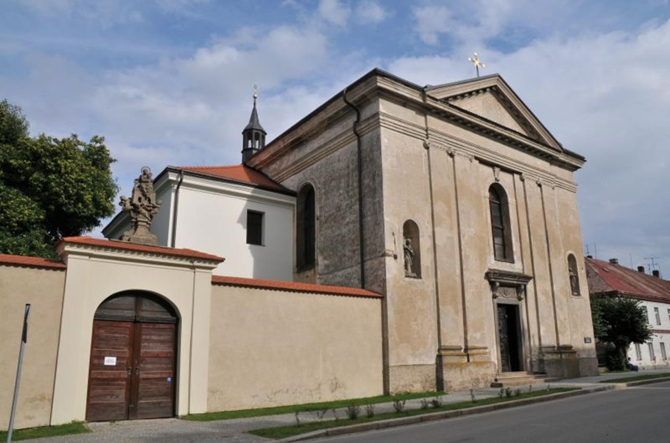 Empírový kostel sv. Františka Serafínského v v Golčově Jeníkově