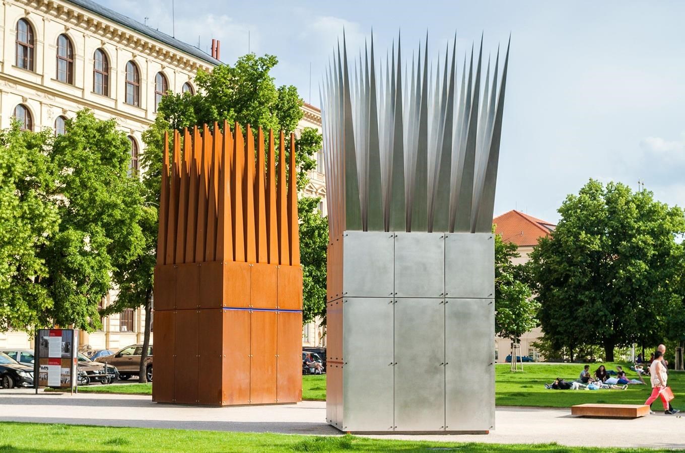 Pomník upálení Jana Palacha na Alšově nábřeží v Praze