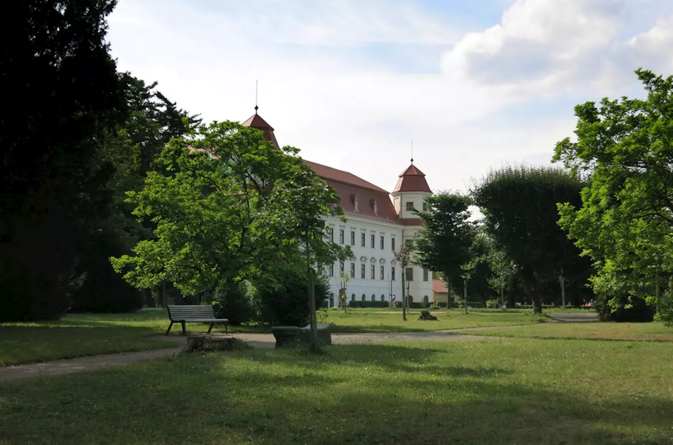 V Holešově se nově projdete po stopách české historie zámeckou zahradou