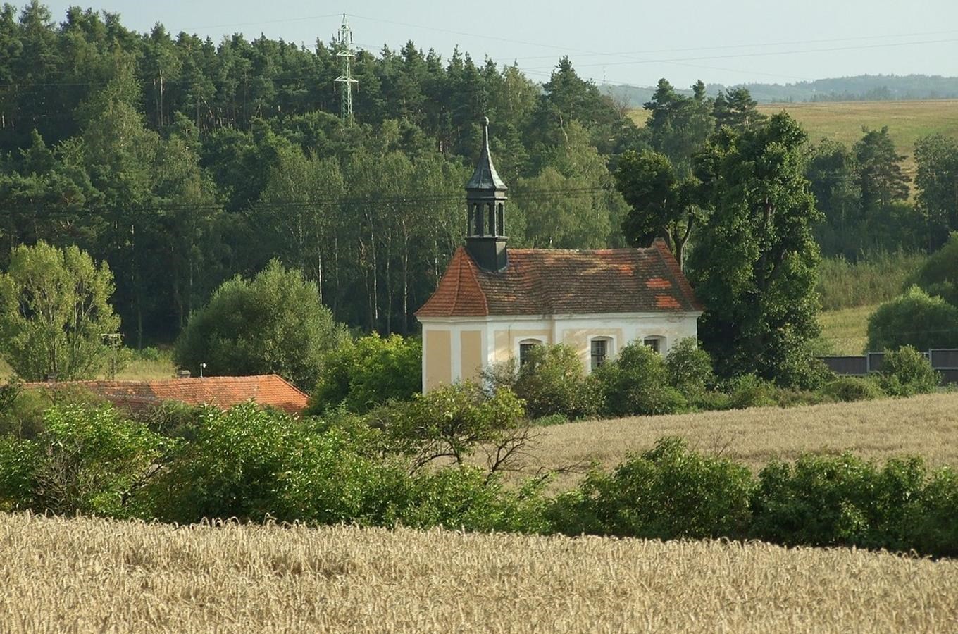 Kostel sv. Blažeje a studánka u Panenského Týnce